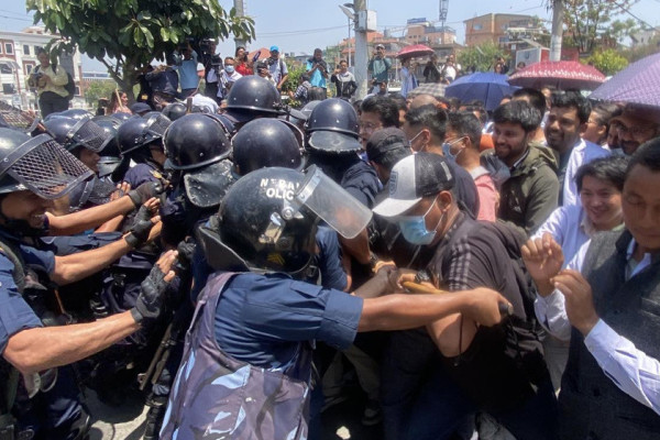 स्वास्थ्य मन्त्रालय जान लागेका आन्दोलनरत चिकित्सक र प्रहरीबिच धकेलाधकेल (तस्बिरहरु)